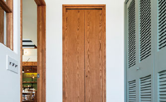 使い込むほどに愛着のわく木製ドア