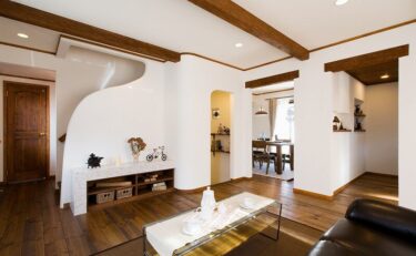 温もり感じる木素材と、スペイン漆喰のお家