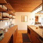 木目の天井のキッチン